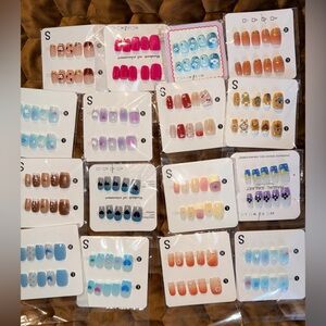Press on Nail bundle of 16 size small. Very colorful and fun! Size small!